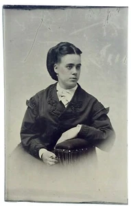 ANTIQUE VICTORIAN TINTYPE PHOTOGRAPH A VERY PRETTY YOUNG WOMAN STUDIO PORTRAIT - Picture 1 of 3