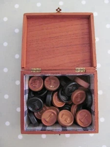 VINTAGE COMBINATION CHESS DRAUGHTS / BACKAMMON SET IN A WOODEN BOX - BAKELITE ? - Picture 1 of 10