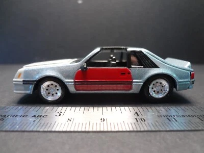 Johnny Lightning 1982 福特野马 GT 未修复项目正在进行中 散装 1: 64 — 第 1/4 张图片