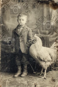 Foto de cigarrillo y pollo gigante Freak Child de colección niño espeluznante 385 - Imagen 1 de 2