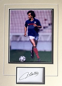 MICHEL PLATINI - FRANZÖSISCHE FUSSBALLLEGENDE - HERVORRAGENDES SIGNIERTES FOTOAUFSTELLER - Bild 1 von 1