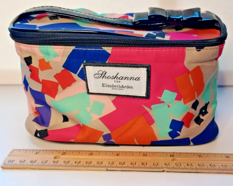 Bolsa de cosméticos de maquillaje Elizabeth Arden de Shoshanna con asa superior Foto 1 de 4