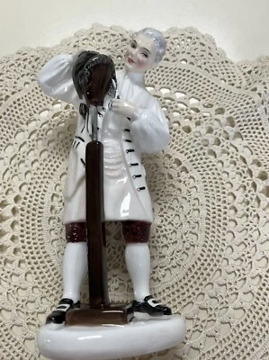 “MINT” Royal Doulton THE WIGMAKER OF WILLIAMSBURG, Figurine HN 2239, 1959 - Image 1 of 4