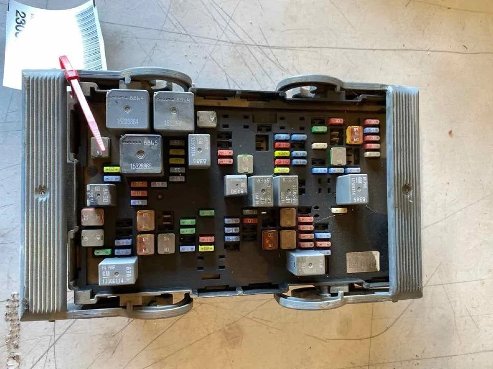 2010-2013 Chevrolet Silverado 1500 4.8L 5.3L 6.2L Engine Fuse Box OEM — 第 1/4 张图片