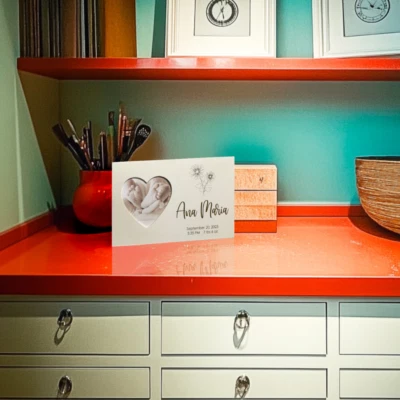 Marco de fotos personalizado para bebé ventana en forma de corazón y grabado personalizado guardería Rm Foto 1 de 3