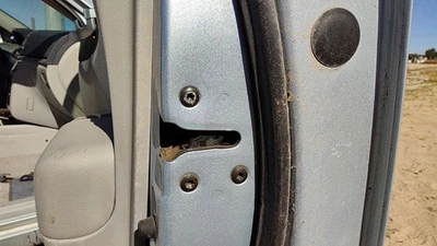 Pestillo de puerta delantera derecha para pasajero Hyundai Sonata 2007-2008 con varillas/cables OEM Foto 1 de 2