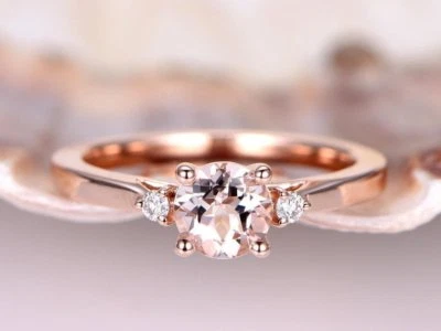 Anillo de compromiso solitario de morganita melocotón creado en laboratorio de 1,2 quilates enchapado en oro rosa de 14 k Foto 1 de 4