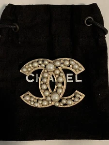 Only 1 New Signed CHANEL Large CC Logo RARE Faux Pearl Gold Pin Brooch Sold Out - Picture 1 of 5