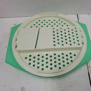 Vintage TUPPERWARE #788-5 Green Grater Bowl w/Grater - Picture 1 of 3