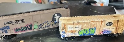 HO Scale (2) Custom Graffiti + Weathered Box Car. NYC + Illinois Central - Image 1 of 4