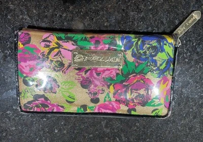 Cartera Betsey Johnson Vinilo Cremallera Alrededor Dorado Floral Usada en Excelente Condición; Sostiene iPhone Foto 1 de 4