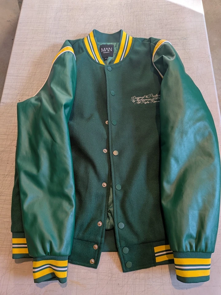 Chaqueta Universitaria Boohoo Hombre Verde Amarillo/Dorado Talla Pequeña S Packers Colores Foto 1 de 4