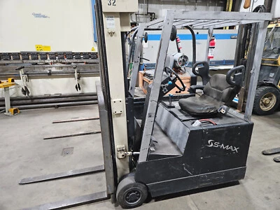 Crown 3,000 lbs. Electric Forklift 3 wheels with triple stage mast - Image 1 of 4