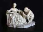 ANCIEN GROUPE EN BISCUIT XIXe " SCÈNE GALANTE " ÉCOLE ALLEMANDE ? MARQUE ?