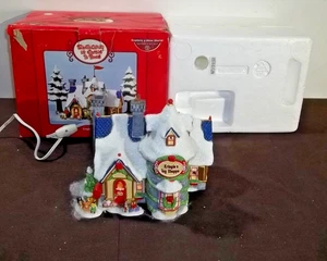 Santa Clause Is Comin’ To Town Kringle’s Toy Shoppe Shop 2005 Dept 56 - Imagen 1 de 3