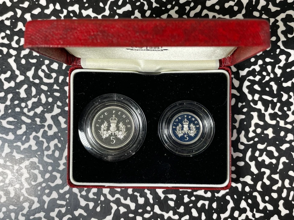 1990 Great Brtiain 2x 5 Pence Proof Set Lot#B2507 Silver! With Box & C.O.A. - Image 1 of 4