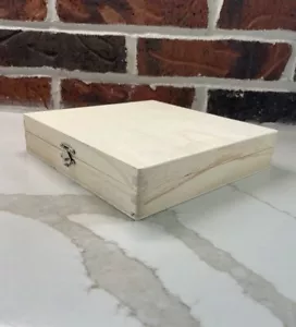 "Darice 9180-06 unfertige Bastelbox Bräutigam Geschenk 8,375"" x 8,125""" - Bild 1 von 3