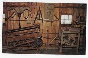 Neu Glarus WI Schweizer historisches Dorf Bauernhof Gerätegebäude Vintage Postkarte - Bild 1 von 2