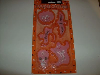 Five Piece Orange Halloween Cookie Cutters With Pumpkin Bat Cat Skull And Ghost Foto 1 de 2