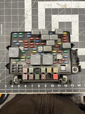 Caja de fusibles de bahía de motor Chevy/GMC 2003-2007 (Silverado, Sierra, Tahoe, Yukon) Foto 1 de 3