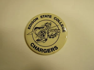 VINTAGE EDISON STATE COLLEGE  CHARGERS PINBACK BUTTON BY VAUGHN'S - Imagen 1 de 2