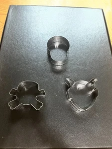 HALLOWEEN LOT OF METAL COOKIE CUTTERS SKULL &CROSSBONES DEVIL SKELETON HEADS - Picture 1 of 4
