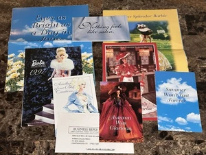 Lote de 8 catálogos y carteles de muñecas coleccionables Barbie - Imagen 1 de 9