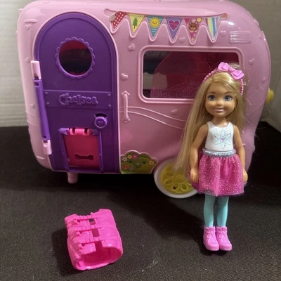 Barbie Club Chelsea muñeca y autocaravana cámper juego 8x9 Mattel 2018 rosa púrpura Foto 1 de 4