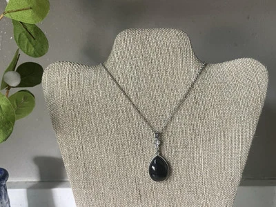 Collar Colgante Toni Gota Lágrima Ónix Negro con Estrás Tono Plata Cadena Larga Foto 1 de 4