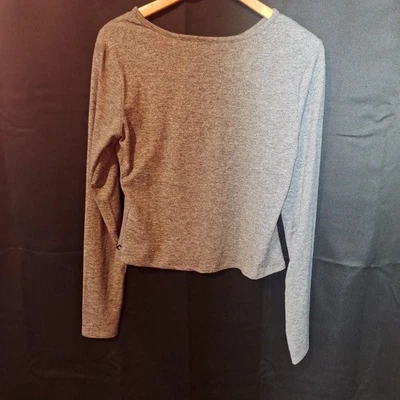 Camisa de yoga gris recortada para mujer Foto 1 de 3