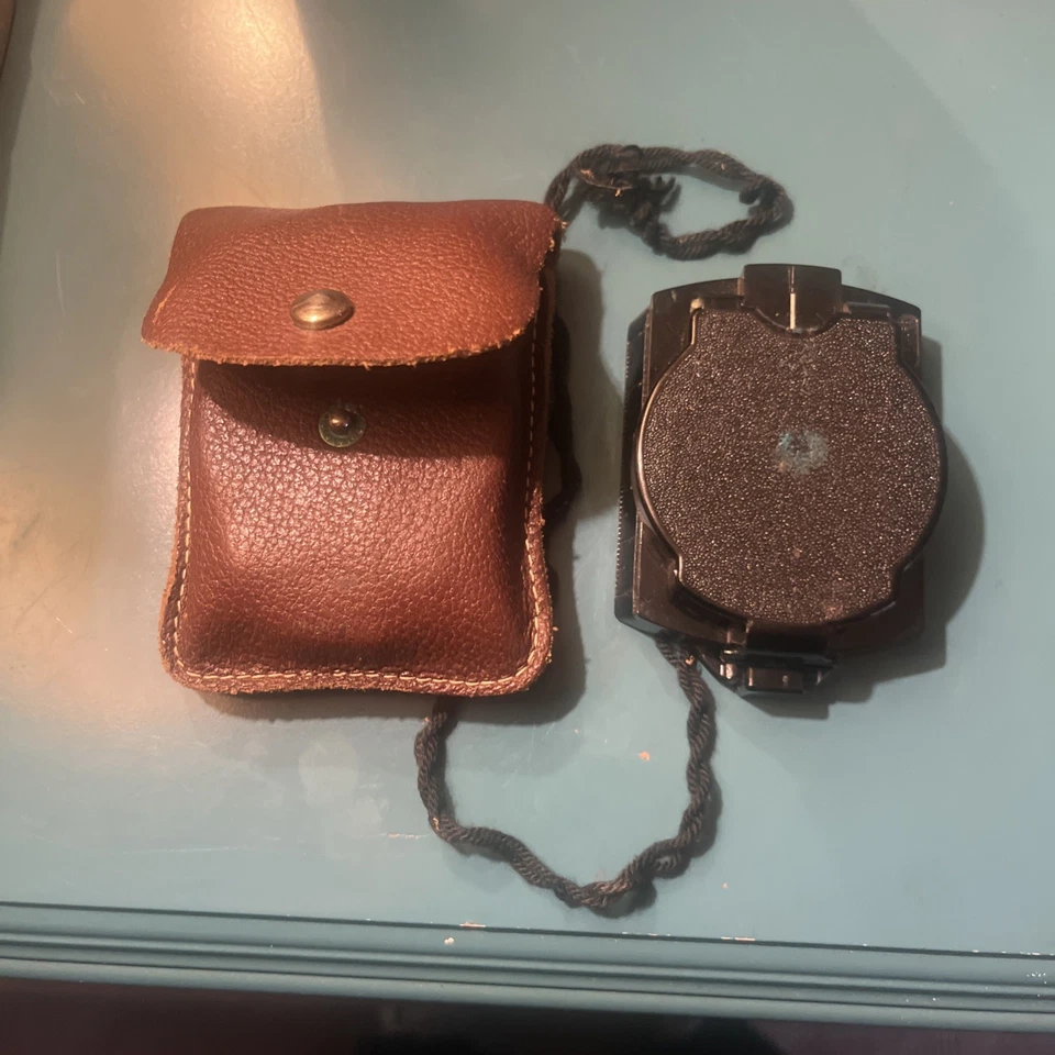 Brújula de bolsillo alemana vintage y medida de mapa con estuche de cuero Foto 1 de 4