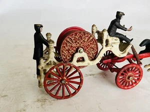 Vintage Gusseisen - Feuerwehrauto mit 2 Pferdewagen & 2 Feuerwehrleuten - Bild 1 von 15