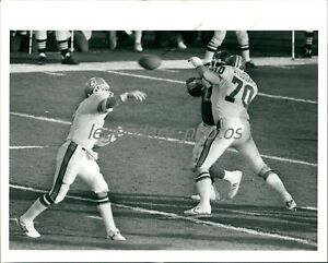 1987 Giants Broncos SB XXI John Elway Gets Off Pass Orig News Photo