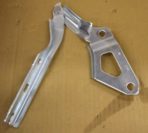 NEW OEM 2018-2020 VW Volkswagen Tiguan Right Hood Hinge Bracket 5NN-823-302 - Picture 1 of 5