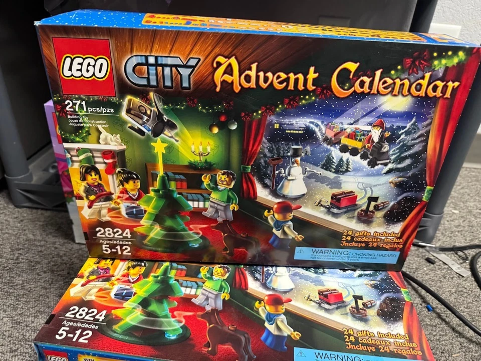 New  LEGO 2824 Town City 2010 ADVENT CALENDAR Yellow Santa Snowman box damage - Image 1 of 1