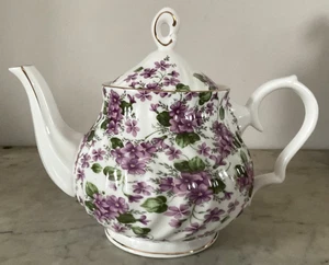 Tetera Grace's Tetera - Blanca con Porcelana Patrón Floral Violeta - Usada en Excelente Condición - Imagen 1 de 8