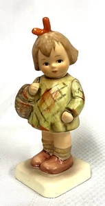 HUMMEL 1987 CLUB FIGURINE "I BROUGHT YOU A GIFT" 4" GOEBEL #479 TMK6 - Picture 1 of 8