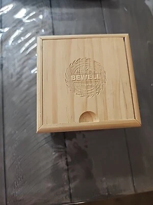 Reloj Bewell con bordes de madera  Foto 1 de 4