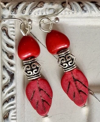 Hojas de piedra plateadas y rojas. Disponible en oro o bronce bajo pedido Foto 1 de 3