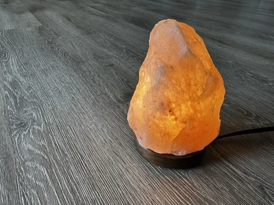 "Lámpara de sal del Himalaya natural con forma de roca cristal luz nocturna 4"" x 6""" Foto 1 de 3