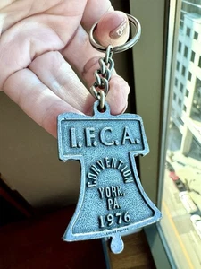 I.F.C.A. Convention 1976 Liberty Bell Medal Schlüsselanhänger Olde Colonial Pewter in Box - Bild 1 von 13