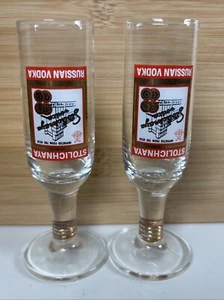 2 x Stolichnaya Russian Vodka Schnapsgläser mit Goldrand - Bild 1 von 6