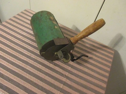 Vintage "KRASCO" Hand Held Seed Spreader Hopper Hand Cranked Metal &WOOD Seeder Cover