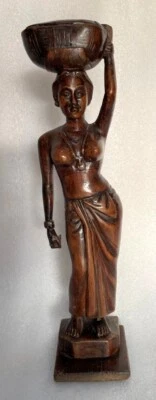 Antigua estatua de madera tallada a mano de mujer al mercado con cesta en la cabeza estatua Foto 1 de 4