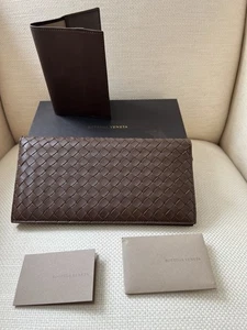BOTTEGA VENETA Bolso sin asas Billetera de viaje/Cubierta de pasaporte Juego de 2 piezas Intrecciato Marrón - Imagen 1 de 12