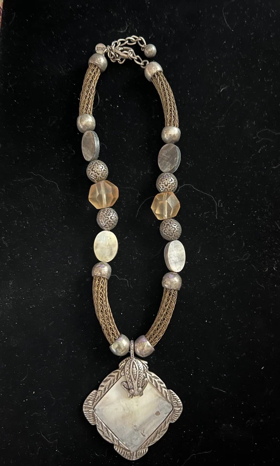 Chicos 串珠厚珠多色宝石金色青蛙奖章项链 — 第 1/4 张图片