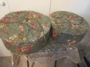 2 Vintage Raymond Waites 14/15" STOFFBEZOGENE Hutschachtel ONCE UPON A ROSE gepolstertes Oberteil - Bild 1 von 9