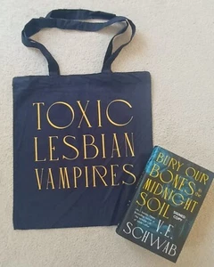 SIGNIERTE Tragetasche Bury Our Bones in Midnight Soil von V. E. Schwab + "Lesbian Vampires" - Bild 1 von 7