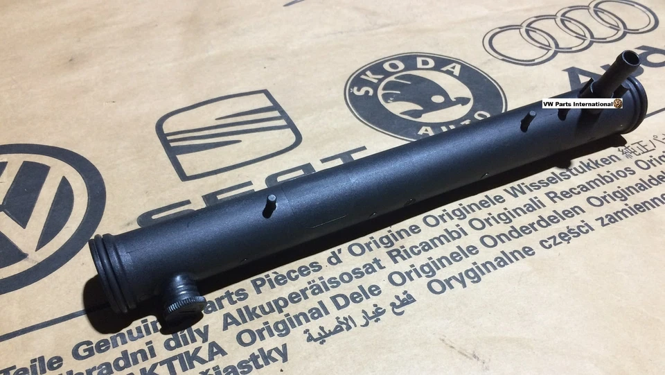 Tubo de refrigerante para motor VW Golf MK4 MK5 R32 pieza original OEM TT32 - Imagen 1 de 2