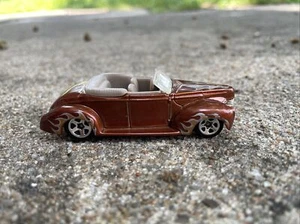 1940 40 FORD CONVERTIBILE EDIZIONE LIMITATA 1/64 COOL HOT ROD RUOTE Marrone con fiamme - Foto 1 di 7